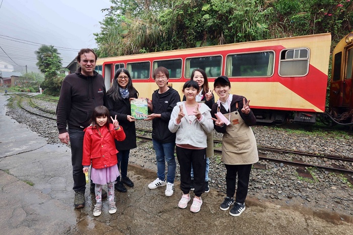作家林韋君將著作分享給當初啟發她創作的十字路村民。(圖/阿里山林業鐵路及文化資產管理處)