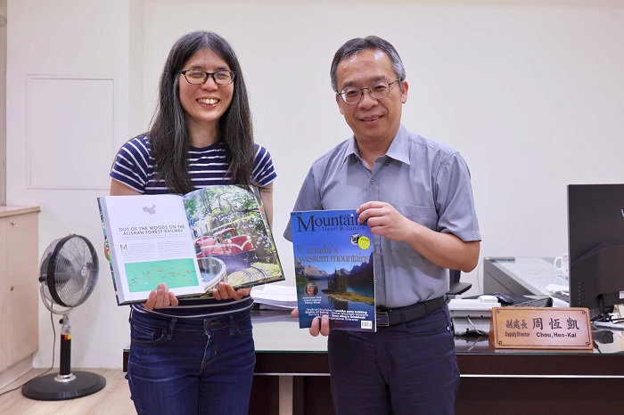 林韋君贈送其撰寫的《Epic Train Trips of the World》及刊登於英國《Mountains》雜誌的林鐵賞櫻專題,由林鐵處副處長周恆凱代表接受。(圖/阿里山林業鐵路及文化資產管理處)