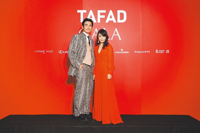 偶像劇教母柴智屏(右)、楊一展一同出席2025 TAFAD GALA頒獎晚宴。(TAFAD GALA提供)