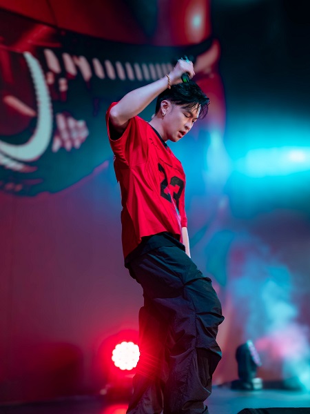 ChrisFlow唐仲彣形容CLA帶來的感受是「精緻但不受拘束」，就像音樂創作能在結構中找到自由。（圖／通達量能文体提供）