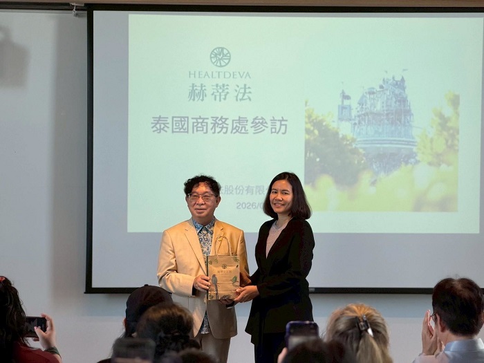 赫蒂法董事長謝偉斌致贈紀念品給泰國商務處。(圖/業者提供)