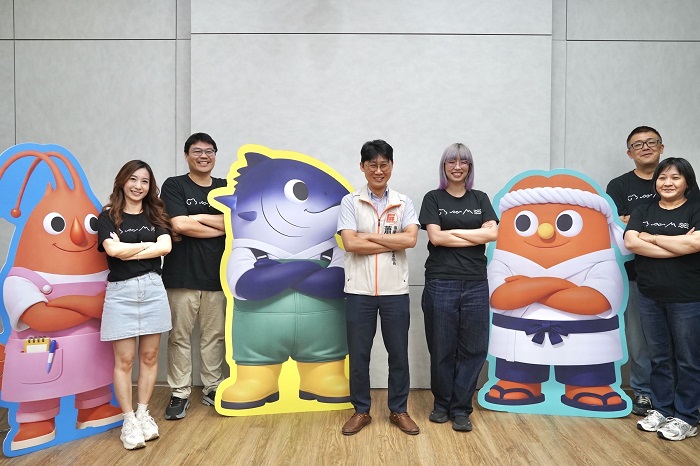 今年主視覺跳脫以往設計,將「東港三寶」黑鮪魚、櫻花蝦與油魚子擬人化為Q版角色,為活動注入全新視覺亮點。(屏東縣府提供)
