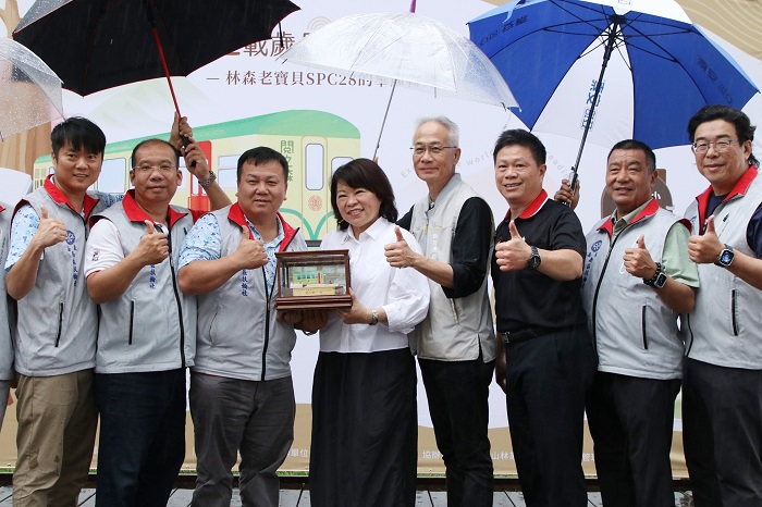 市長黃敏惠致贈嘉義南區扶輪社紀念品。(嘉義市政府提供)