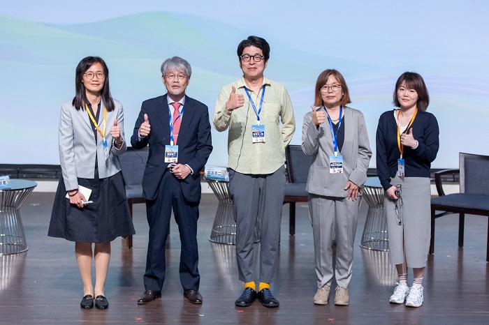 由銘傳大學教授邵珮君擔任綜合座談與談人,與日本專家展開跨國對話,針對防災教育核心議題進行交流,激盪更多創新思維。(圖/台東縣政府提供)