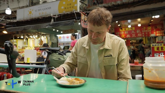 尼爾斯歐勒挑戰臭豆腐。(TaiwanPlus提供)