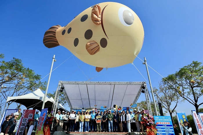 大海開吃系列活動由「2025永安石斑魚節」接續登場,市長陳其邁出席活動開幕式,邀請民眾支持選購。(高雄市新聞局提供)