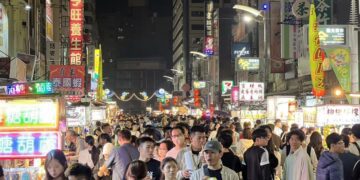 紅髮艾德開唱！演唱會經濟搭上黃色小鴨熱潮 高雄商圈夜市人潮從晚餐時段客滿至深夜