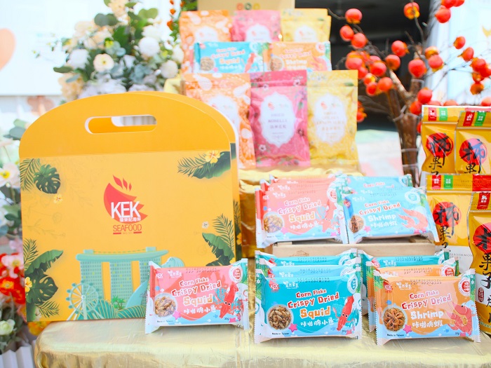 業者推出嘉義果乾及南洋風味脆蝦等聯名商品,強化品牌曝光與市場滲透力。(圖/嘉義縣政府提供)