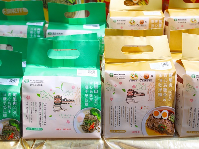 阿里山青心烏龍茶拉麵在試菜過程中,即展現出煮麵水仍保有濃厚茶香的特色,獲得餐廳高度肯定。(圖/嘉義縣政府提供)