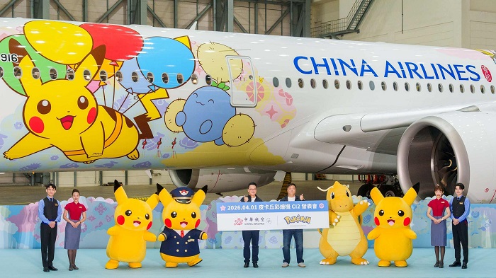 華航與The Pokémon Company 攜手打造的第二架寶可夢彩繪機「皮卡丘彩繪機 CI2」正式亮相,華航總經理陳漢銘(左五)與The Pokémon Company 董事福永晋(右五)共同熱鬧揭幕。(華航提供)