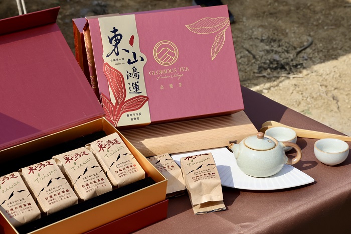 今年首批採收品種「四季春」茶菁達480公斤,並透過意精研有限公司獨創技術精製成紅茶,並包裝成限量「東山鴻運」紅茶禮盒。(臺南市政府提供)