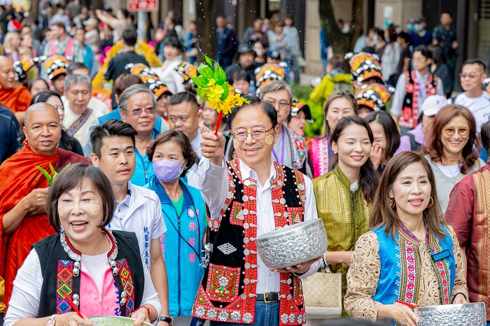 張市長潑水祈福與民同樂。(桃園市文化局提供)