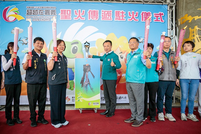 授旗儀式,由翁章梁授旗予永慶高中,由校長郭春松代表接旗,象徵嘉義代表隊整裝出征。(嘉義縣政府提供)