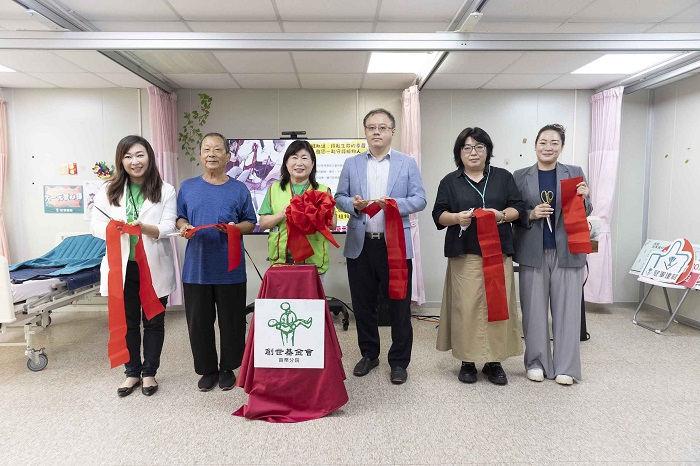 創世基金會督導林月卿(左起)、植物人家屬劉爸爸、創世苗栗分院院長陳綠蓉、冠軍建材總經理林祐宇、企劃部經理吳惠萍、羅嵐。(圖/創世基金會提供)