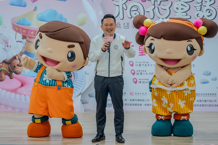 活動也融入客家文化體驗,包括牛汶水、桐花粄與粢粑等傳統美食手作,以及小小祭伯公漢服體驗、親子著色活動,讓文化向下扎根。(桃園市府提供)