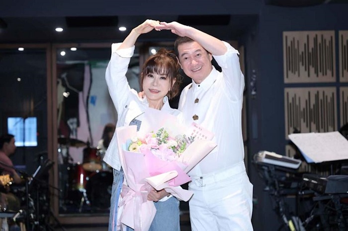 龍千玉為4月25日台中舉行演唱會彩排,摯友蔡小虎驚喜現身打氣。(瑞揚創意提供)