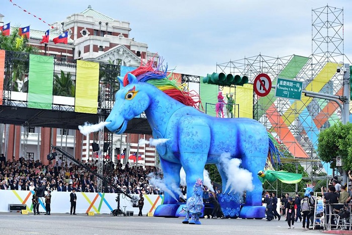 主題一「光躍臺灣・點亮嘉義」,紙風車劇團最具識別性的「雨馬」為隊伍打頭陣。(文總提供)