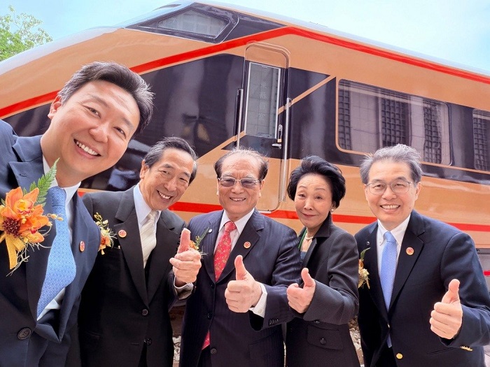交通部長陳世凱(左一)現場也與東武鐵道根津會長(左二)與會長夫人(右二)、台鐵董事長鄭光遠(左三)與總經理馮輝昇(右一),一起到車頭前自拍留念。圖/交通部提供