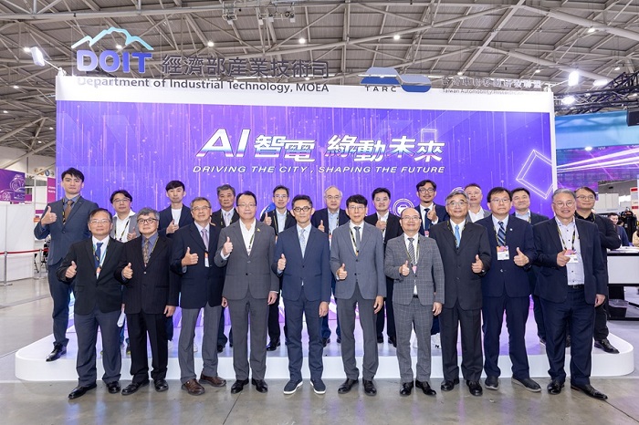 經濟部產業技術司 TARC主題館集結7大法人機構與28家廠商,聚焦「AI智慧」與「電動車新能源」兩大核心,展出10項法人科專與產業合作成果。(圖/經濟部提供)