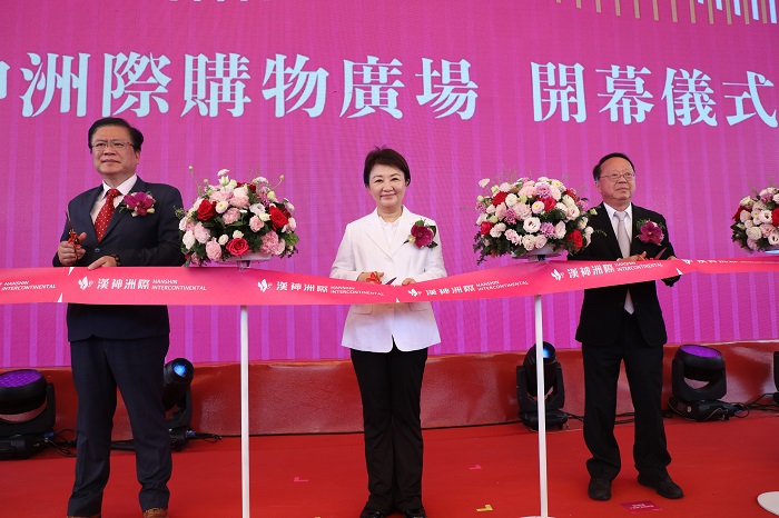 昨日開幕儀式-盧市長與台灣人壽董事長許舒博及國揚集團創辦人侯西峰等多位嘉賓一同剪綵。(圖/台中市政府提供)