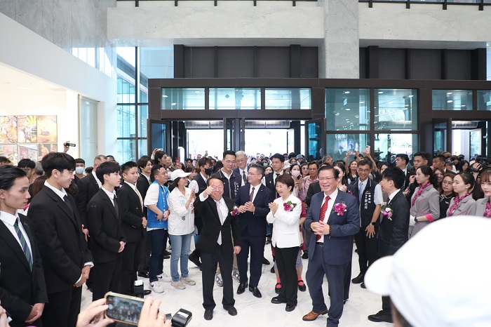 台中漢神洲際購物廣場昨日開幕人潮湧現。(圖/台中市政府提供)