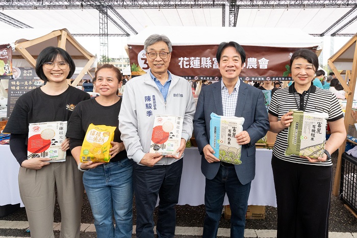 在「小農市集」區,賴總統逐一走訪各地攤位-花蓮越光米。(農業部提供)