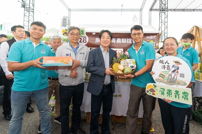在「小農市集」區,賴總統逐一走訪各地攤位-屏東洋蔥加工品。(農業部提供)
