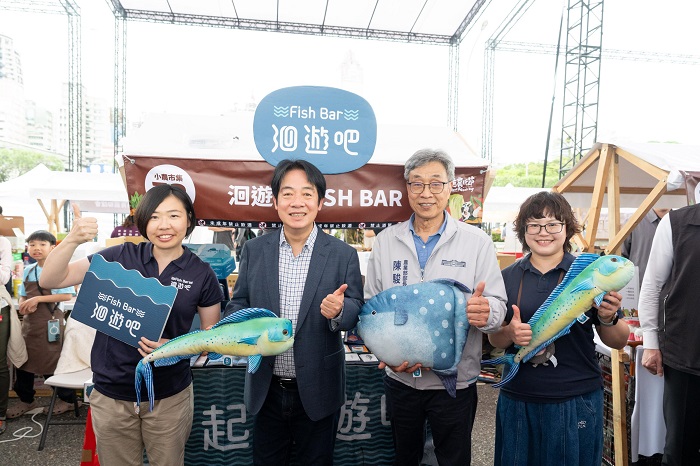 在「小農市集」區,賴總統逐一走訪各地攤位,與青農熱情互動,品嘗來自全臺的農特產品。(農業部提供)