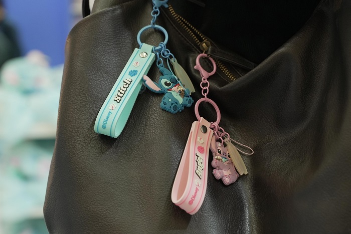 圖說:台南快閃店開幕首三日,每日限量加碼滿額贈送的史迪奇造型吊飾,成為詢問度最高的療癒小物。(資料來源:MINISO)