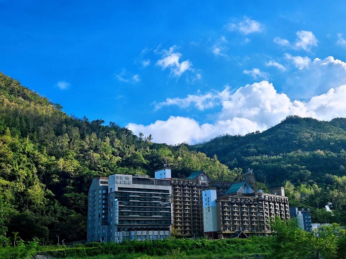 在春光下享受露天暖湯,實踐「四季泡湯、健康日常」的慢活理想。(台東縣政府提供)