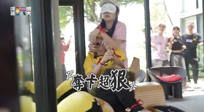 女星廝殺爆火藥味!丫頭進攻時戰力滿點 抱住蝶香頭部。(圖:綜藝玩很大)