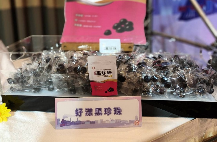 「好漾黑珍珠」含有果寡醣、黑糖蜜及微膠囊鐵等原料,是健康導向的休閒零食。(圖/台灣糖業公司提供)