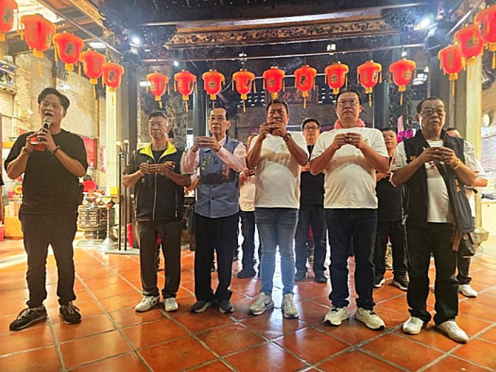感謝嘉義城隍爺促成情誼再聚。(圖/嘉義城隍廟提供)