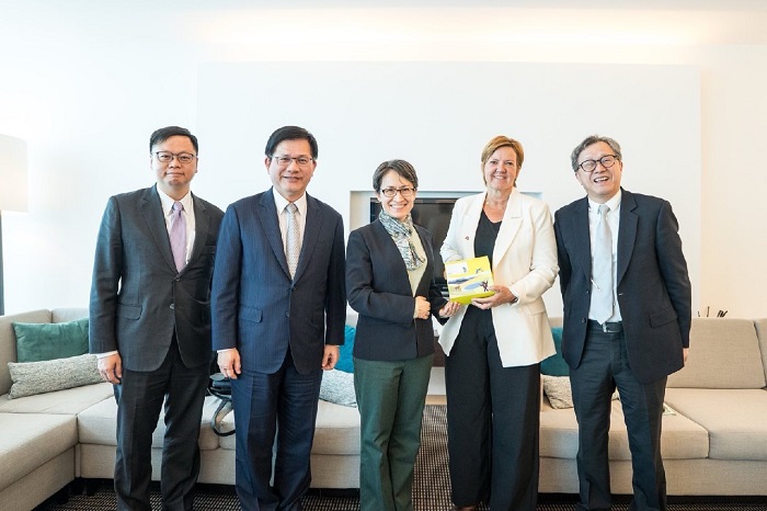 擔任IPAC比利時共同主席的比利時眾議院外交委員會主席Els Van Hoof(右二)接機歡迎蕭美琴副總統及外交部長林佳龍。