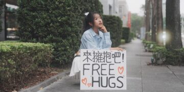 蔡佩軒街頭舉牌求抱抱　暖心新歌〈QQ〉療癒粉絲