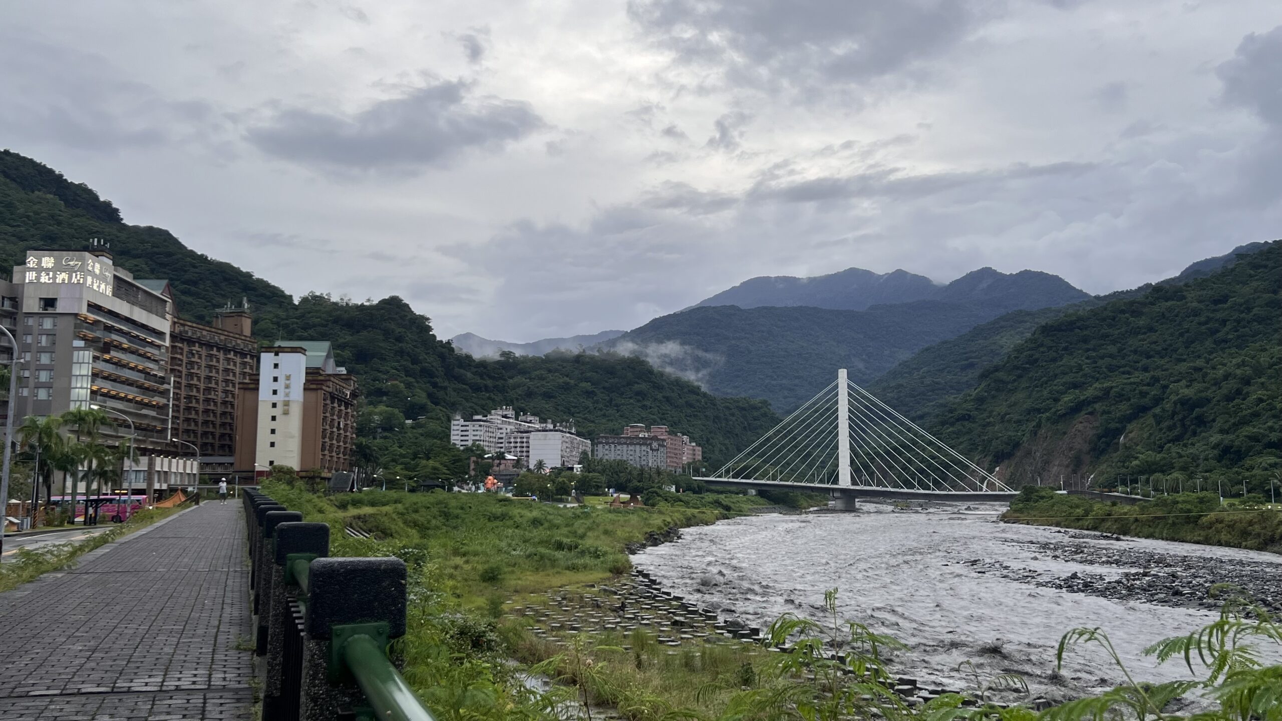 春日新綠滿山,是森林浴與生態觀察的最佳時機,讓溫泉旅程延伸至綠意盎然的山林深處。(台東縣政府提供)