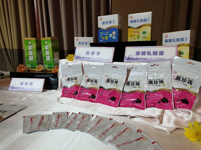 活動現場展示含有果寡醣的台糖生技保健系列產品。(圖/台灣糖業公司提供)