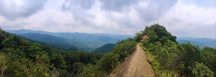 石碇皇帝殿稜線步道展現極致視野與岩稜地形。(新北市觀旅局提供)