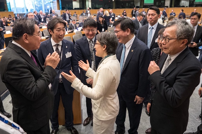 蕭美琴副總統於演講後,偕外交部長林佳龍與現場議員互動。