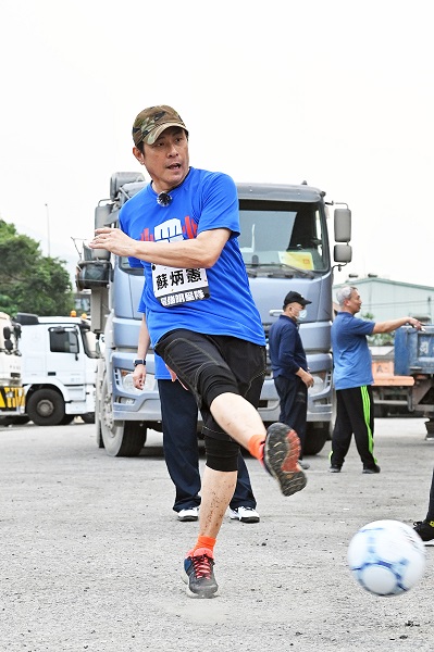 蘇炳憲「裝弱」奇襲成功 心理戰完勝年輕偶像。(圖:《全城地圖:最強明星隊》)