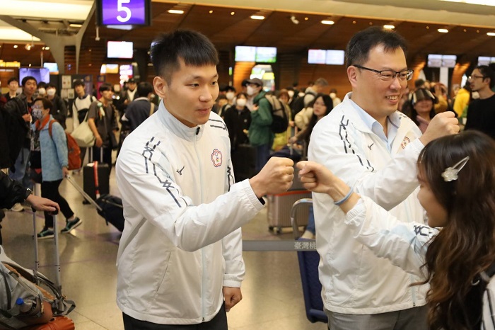 運動部李洋部長為2025年東京第25屆達福林匹克運動會選手送機,鼓勵選手勇敢迎戰,突破自我。