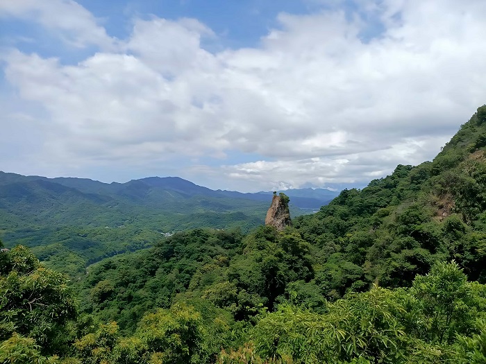遠眺孝子山群峰石筍地形宛如小黃山。(新北市觀旅局提供)